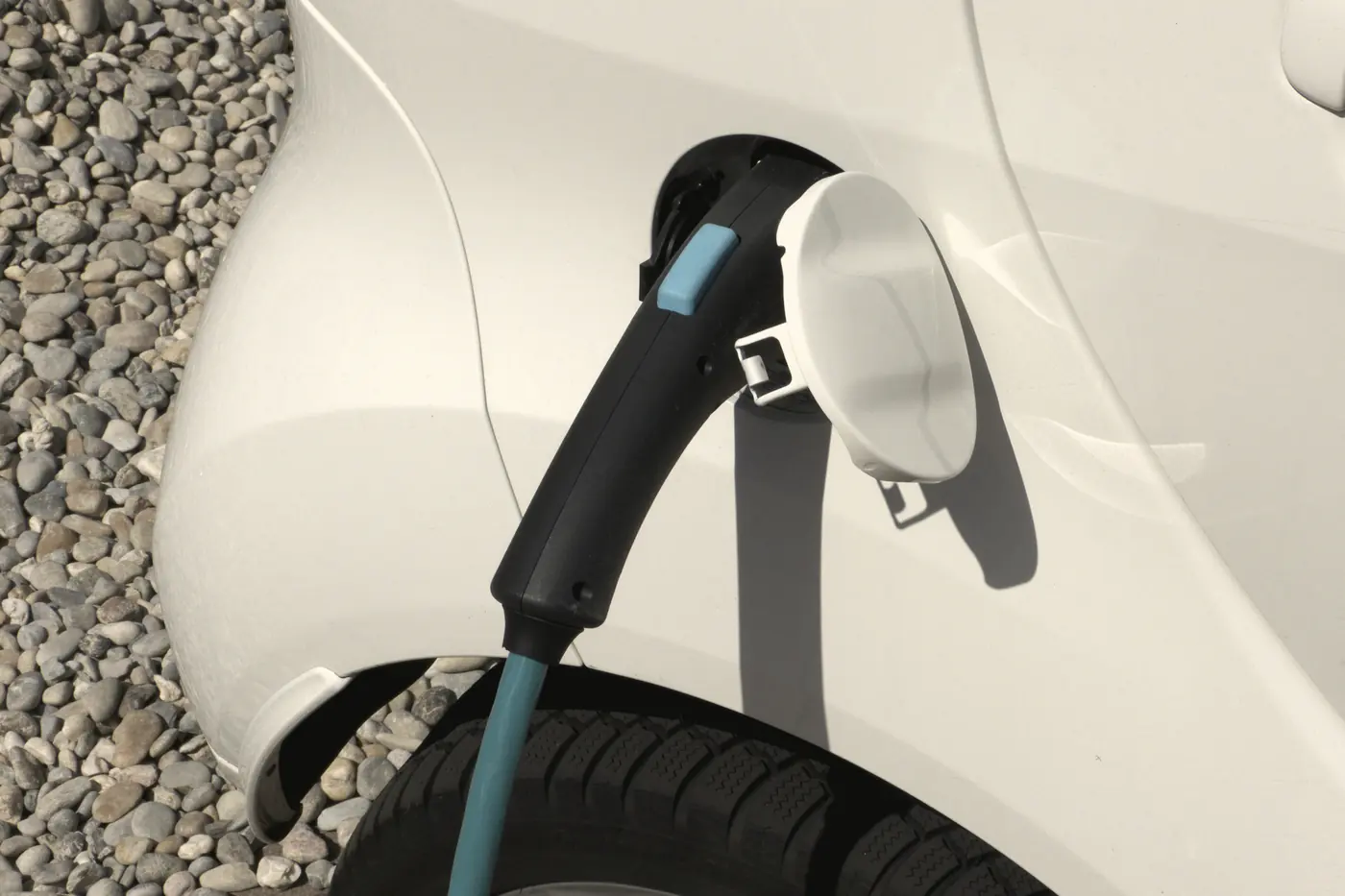 Câble de recharge branché sur une voiture électrique